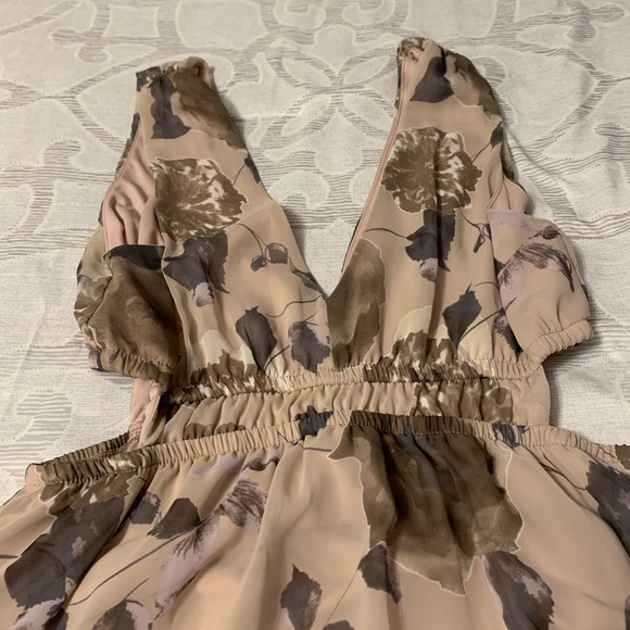 🌸HOST PICK🌸 Beautiful flower pattern dress - Picture 2 of 8